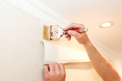 Pose de papier peint à Plouvara — revêtements muraux et toiles de verre